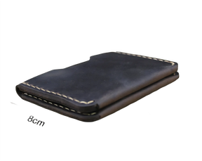 Carteira de couro masculina marrom, dimensões 8cm x 11cm x 1cm.
