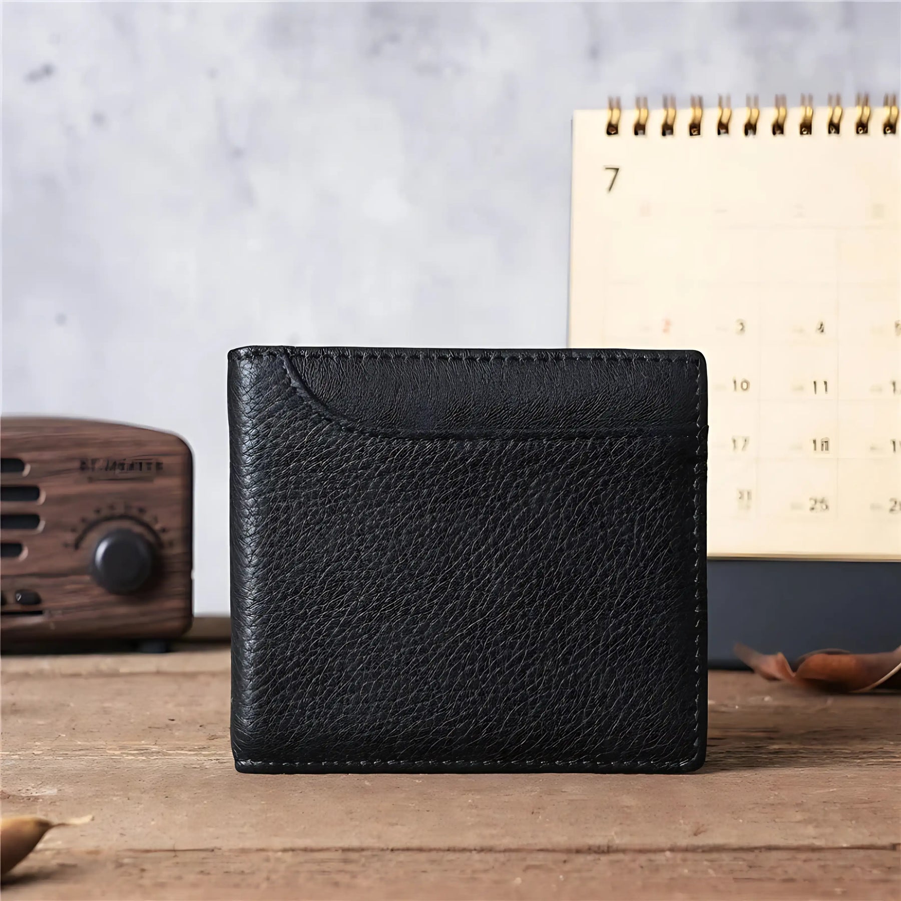 Carteira masculina preta de couro texturizado, elegante e prática para uso diário.