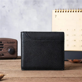 Carteira masculina preta de couro texturizado, elegante e prática para uso diário.