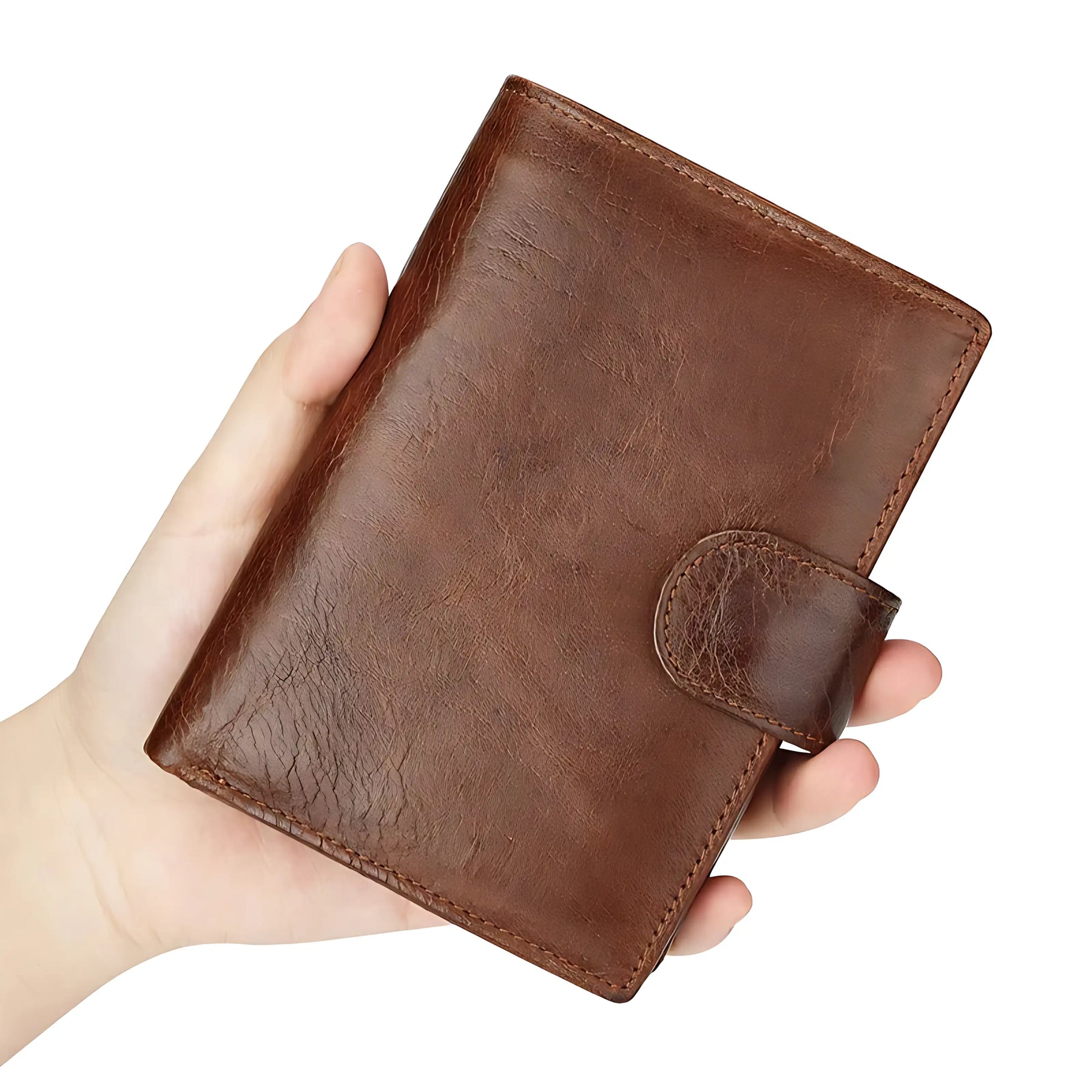 Carteira de couro marrom em mão, elegante e compacta para homens.
