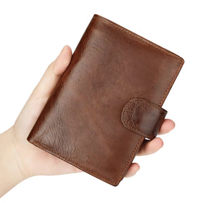 Carteira de couro marrom em mão, elegante e compacta para homens.