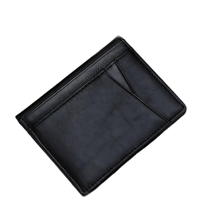 Porta-cartões de couro preto, design elegante e prático para uso diário.