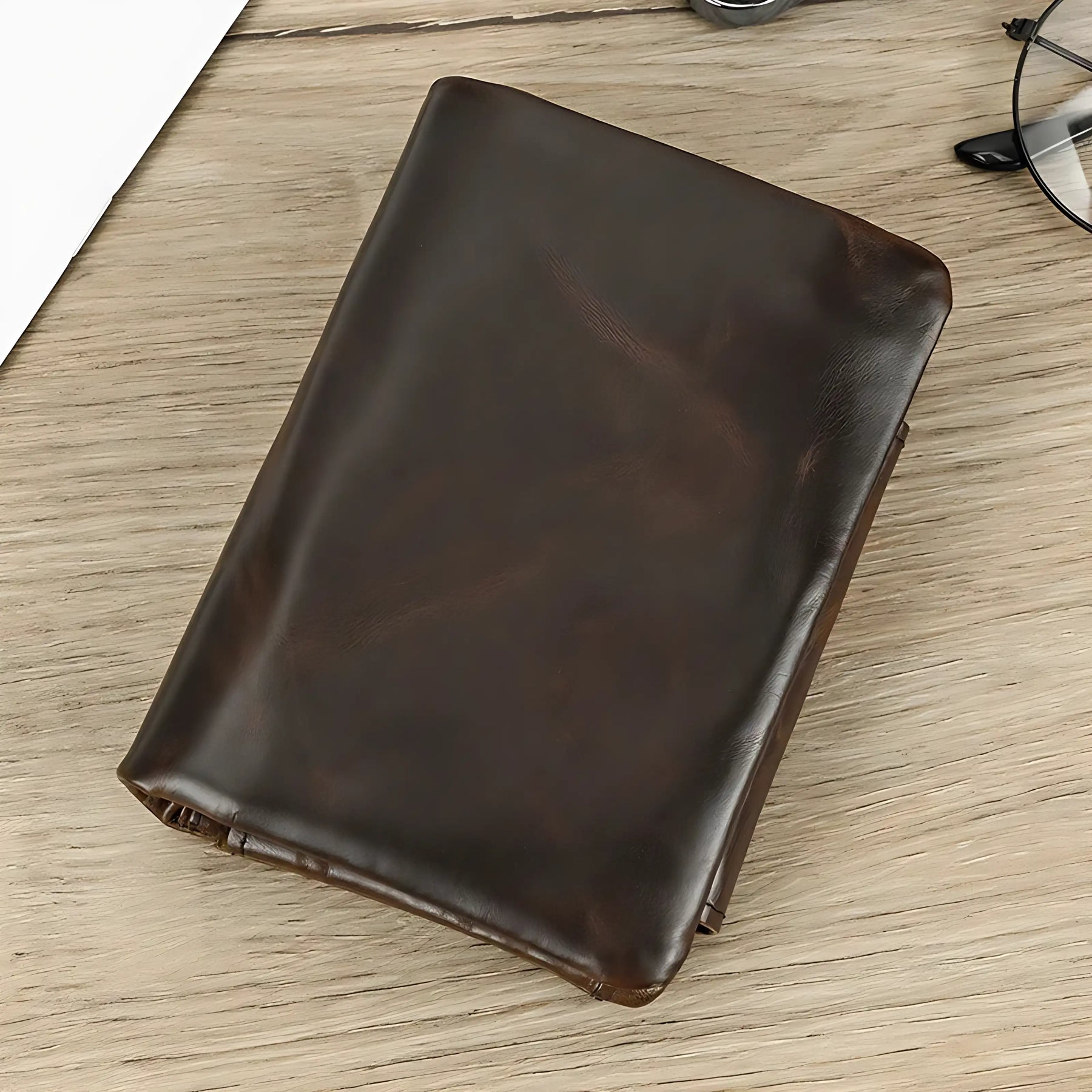 Capa de caderno de couro marrom com textura suave e elegância refinada.