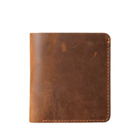 Carteira de couro marrom, compacta e leve, ideal para organização pessoal.