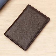 Porta-cartões marrom em couro texturizado, ideal para organização e estilo.