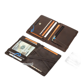 Carteira masculina de couro com 9 slots para cartões e zíper para moedas.