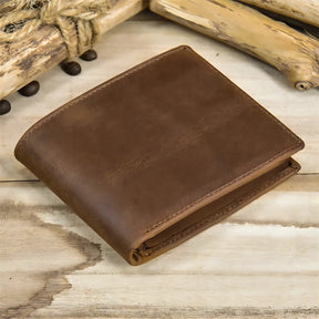 Carteira de couro marrom, elegante e prática, ideal para homens.