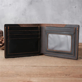 Carteira de couro com pockets para cartões e compartimento para identificação.