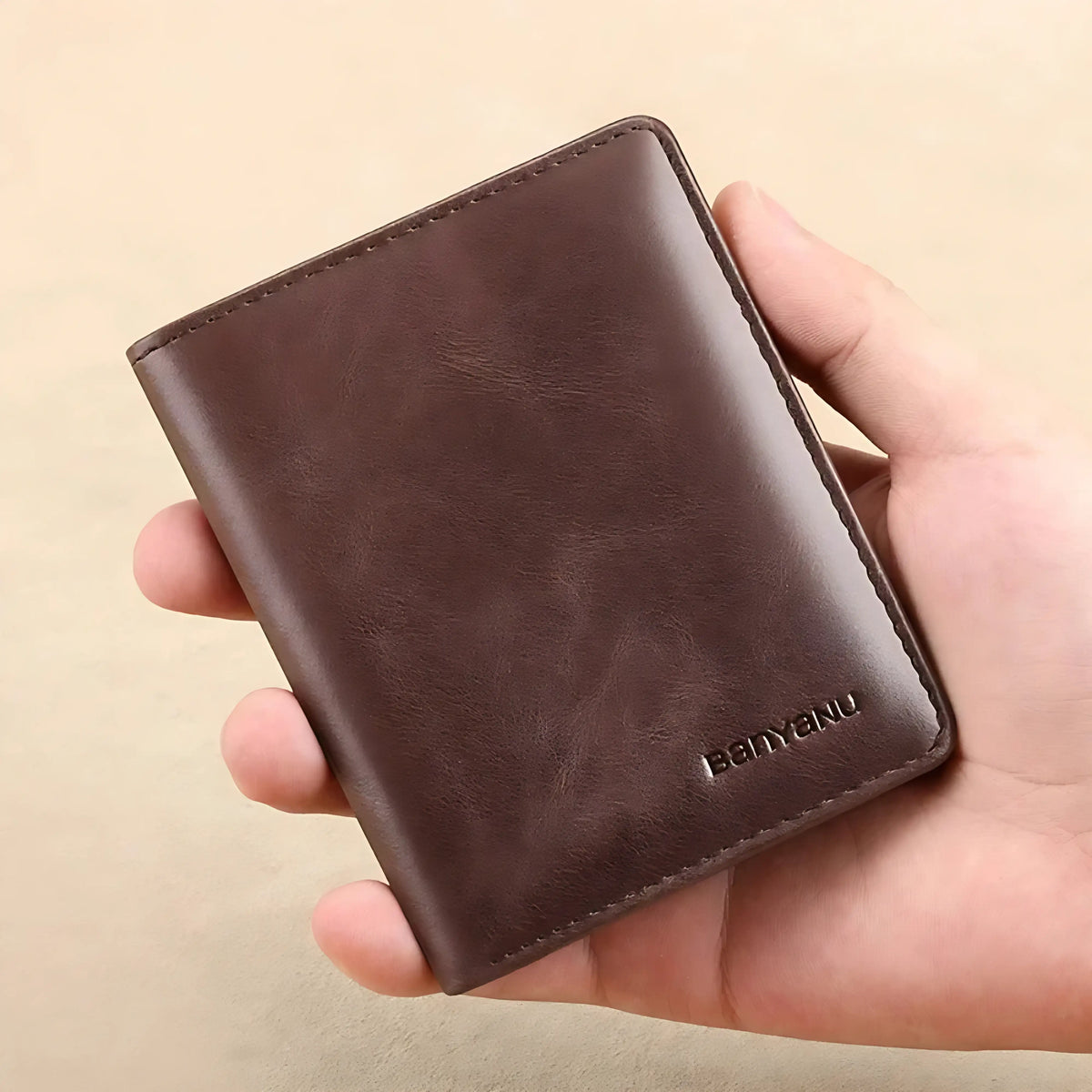 Carteira de couro marrom, compacta e elegante, ideal para uso diário.