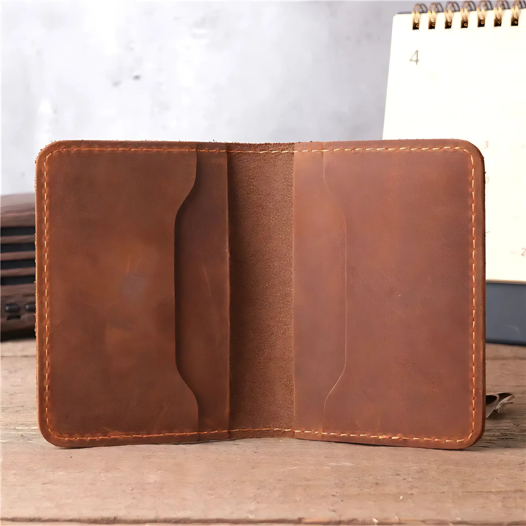 Capa de couro marrom para documentos, com detalhes em costura e design clássico.