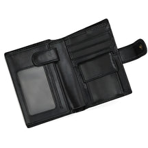 Carteira masculina de couro preta com compartimentos para cartões e documentos.