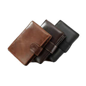 Carteiras de couro em várias cores: marrom, preto e chocolate sobre mesa de madeira.