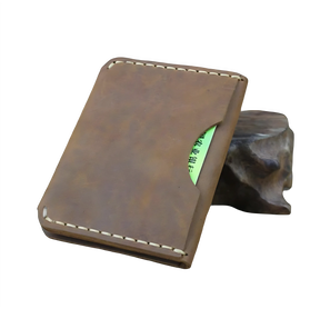 Carteira de couro marrom claro, design compacto para cartões e documentos.