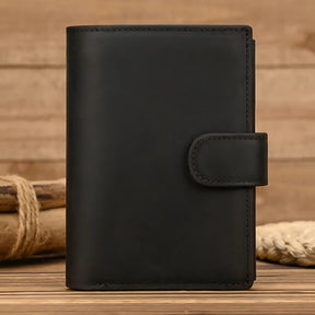 Carteira de couro preto com fecho, ideal para organização e estilo.