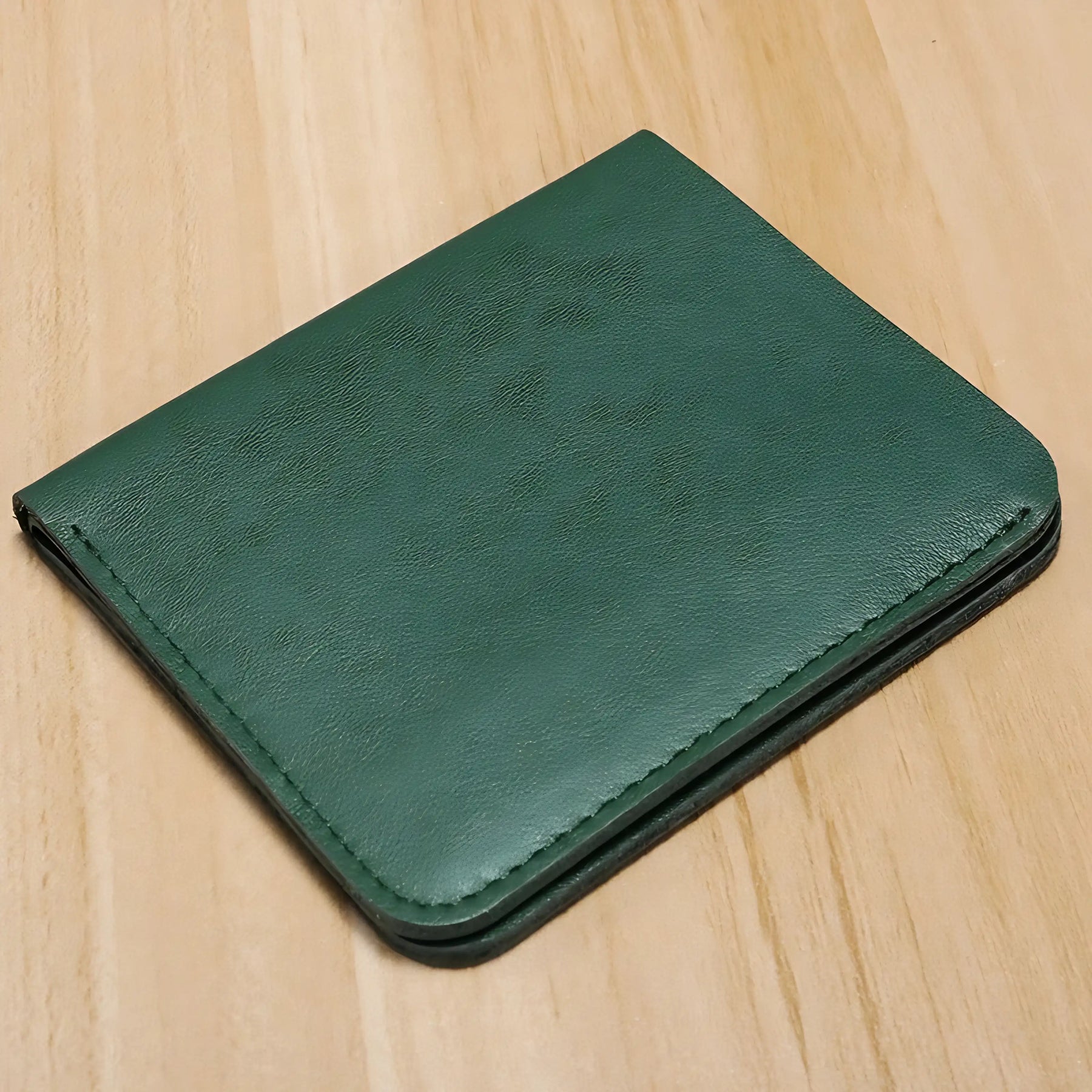 Carteira de couro verde, moderna e elegante, ideal para uso diário.
