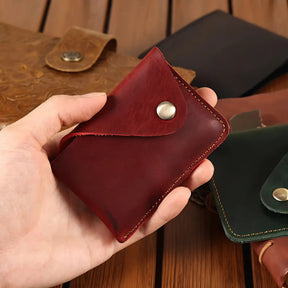 Porta-cartões de couro vermelho com botão, ideal para organização e estilo.