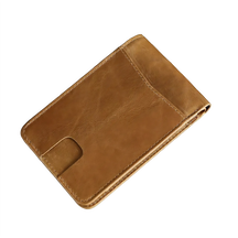 Carteira de couro marrom, estilo moderno, ideal para cartões e documentos.