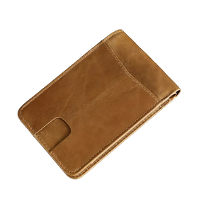 Carteira de couro marrom, estilo moderno, ideal para cartões e documentos.