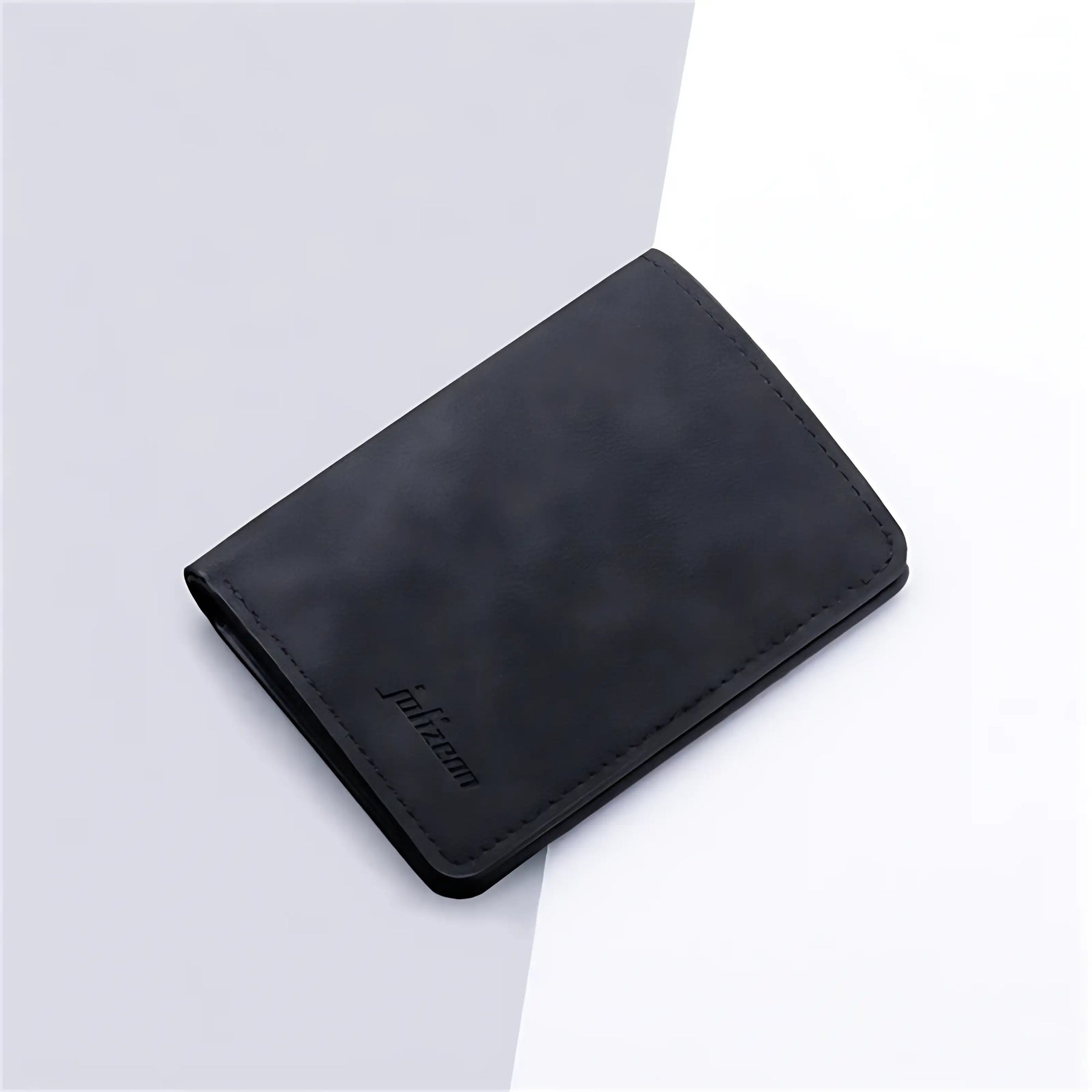 Carteira masculina preta em couro sintético com design elegante e minimalista.