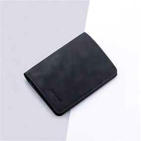 Carteira masculina preta em couro sintético com design elegante e minimalista.