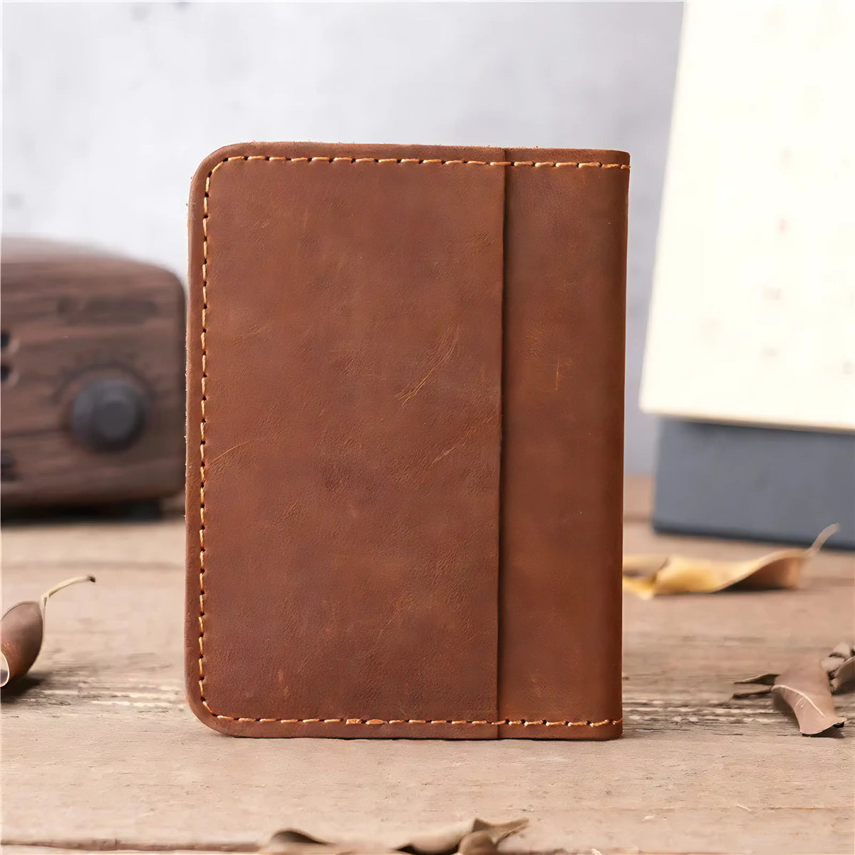Carteira de couro marrom, design simples e elegante, ideal para acessórios masculinos.