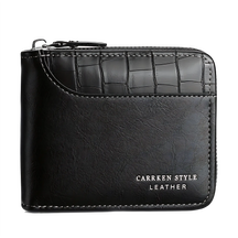 Carteira de couro preta com detalhes em crocodilo e zipper, estilo elegante e moderno.