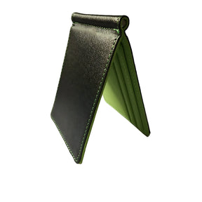Carteira de couro preto com detalhes em verde, design moderno e compacto.