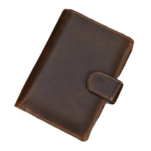 Carteira de couro marrom, estilo clássico, com fechamento em botão. Ideal para organização.