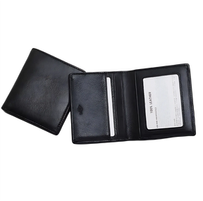 Carteira masculina preta em couro legítimo, com espaço para cartões e documentos.