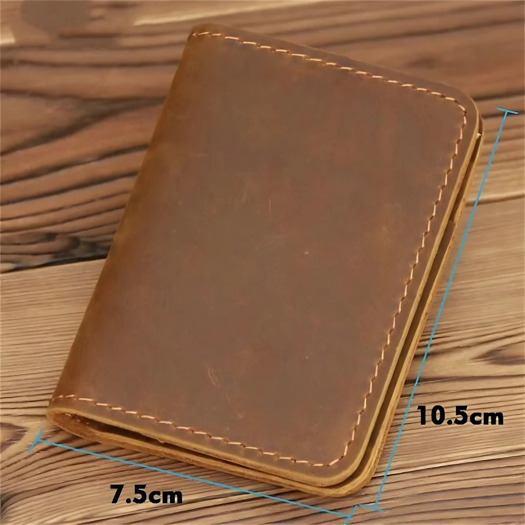 Carteira de couro marrom, medidas 10,5cm x 7,5cm, design sofisticado e elegante.