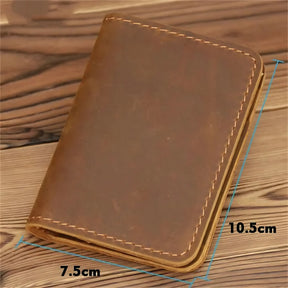 Carteira de couro marrom, medidas 10,5cm x 7,5cm, design sofisticado e elegante.