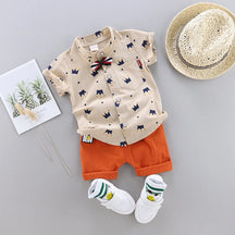 A imagem mostra o modelo do Conjunto Infantil Masculino Camisa e Short Coroa na cor cáqui