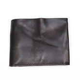 Carteira masculina de couro marrom, elegante e durável para uso diário.