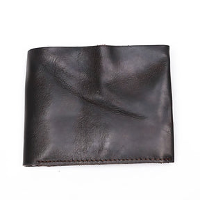 Carteira masculina de couro marrom, elegante e durável para uso diário.