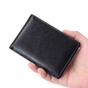 Carteira de couro preto, compacta, ideal para uso diário e organização de cartões.