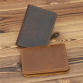 Carteiras de couro marrom e preto com detalhes em costura, elegância e durabilidade.