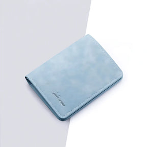Carteira azul de couro sintético, elegante e compacta para uso diário.