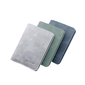 Carteiras em tons cinza, verde e azul, elegantes e compactas para uso diário.