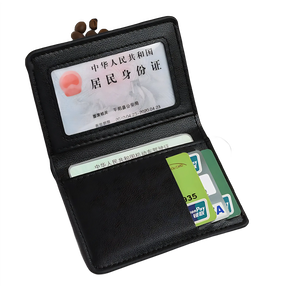 Carteira de couro preta com documentos e cartões, ideal para organização e praticidade.