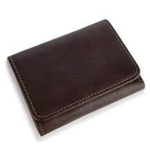 Carteira de couro marrom, elegante e compacta, ideal para o dia a dia.