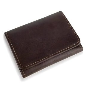 Carteira de couro marrom, elegante e compacta, ideal para o dia a dia.