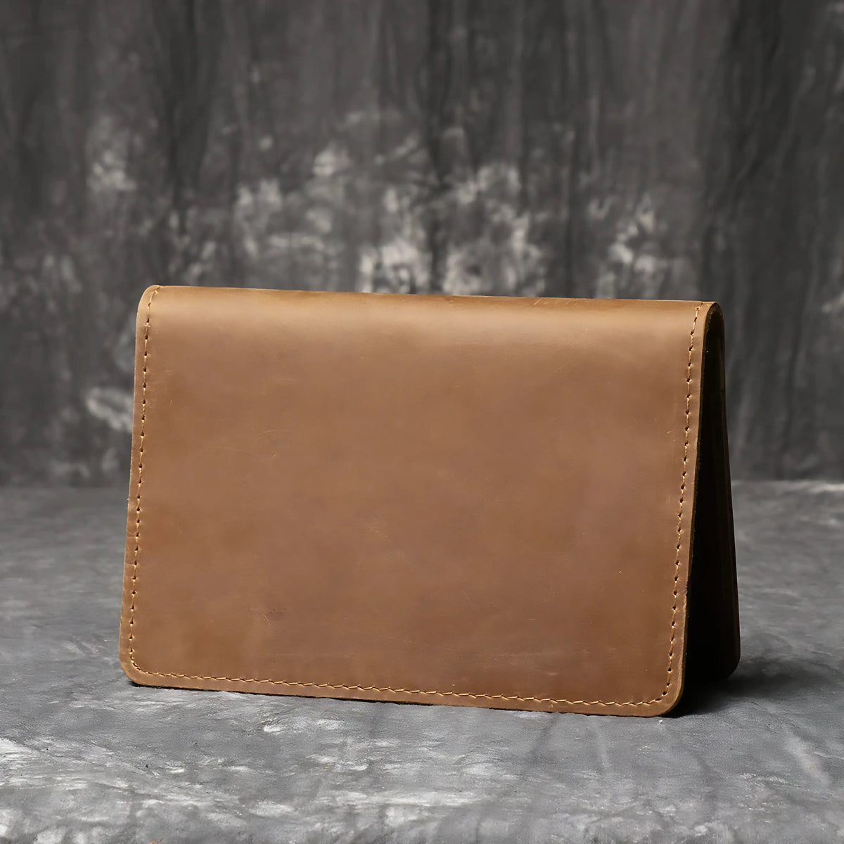 Porta-cartões de couro marrom, elegante e durável, ideal para organização.