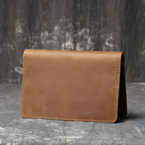 Porta-cartões de couro marrom, elegante e durável, ideal para organização.