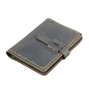 Carteira de couro marrom com fecho, estilo MC-431, ideal para organização de cartões.