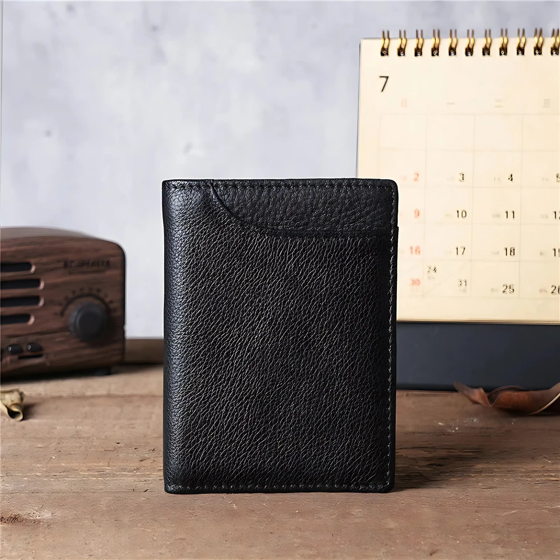 Carteira de couro preto elegante, ideal para homens, prática e sofisticada.