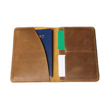 Porta-cartões de couro marrom, ideal para passaporte e cartões de crédito.