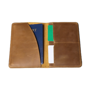 Porta-cartões de couro marrom, ideal para passaporte e cartões de crédito.