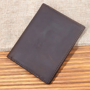 Carteira de couro marrom com design simples e elegante para homens.