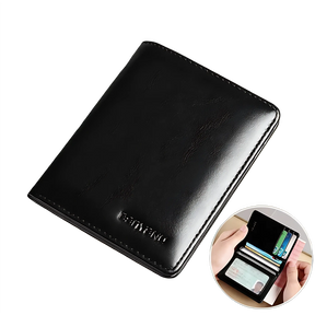 Carteira de couro preto com 7 posições para cartões e proteção RFID anti-furto.
