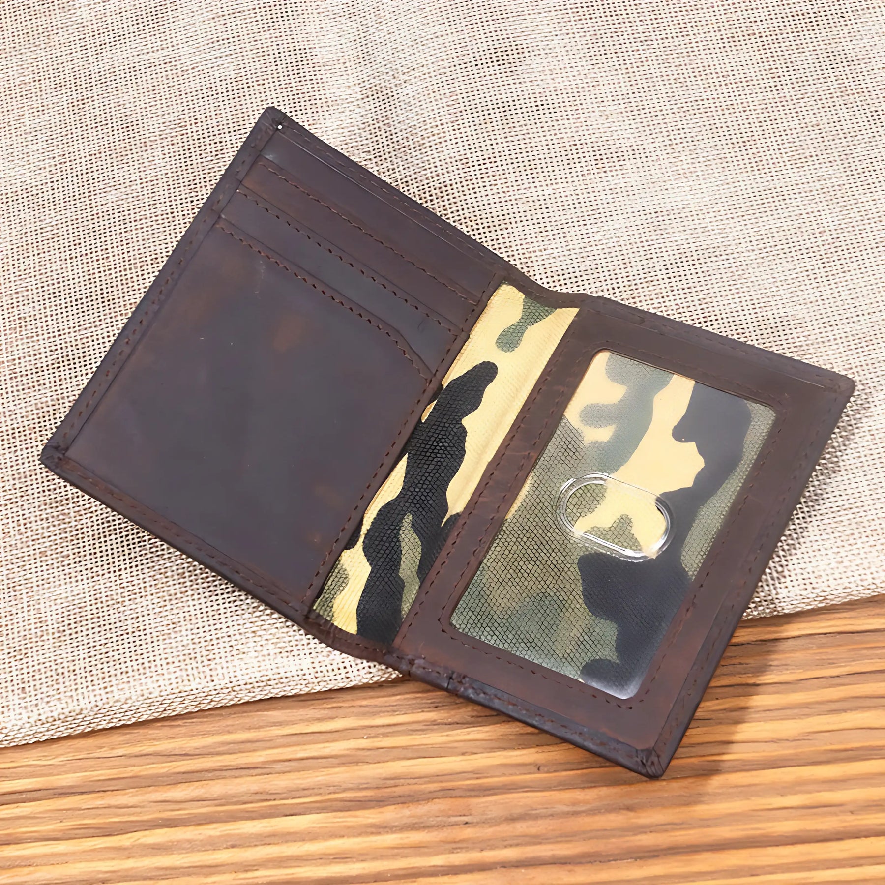 Carteira de couro com estampa camuflada interna e compartimentos para cartões.